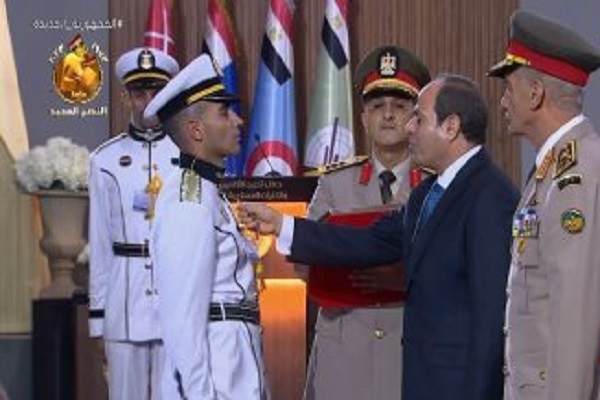 الرئيس السيسي يقلد أوائل الخريجين نوط الواجب